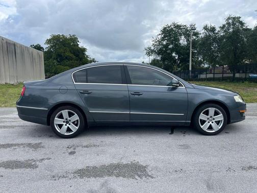 Island Gray Metallic 2009 Volkswagen Passat Komfort