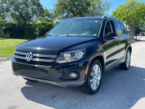 Deep Black Metallic 2013 Volkswagen Tiguan SE