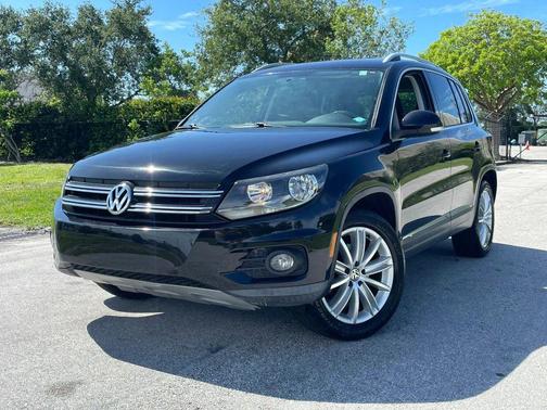 Deep Black Metallic 2013 Volkswagen Tiguan SE