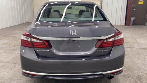 Photo 4 of 31 of 2017 Honda Accord EX-L