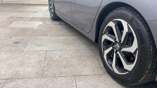 Photo 3 of 31 of 2017 Honda Accord EX-L