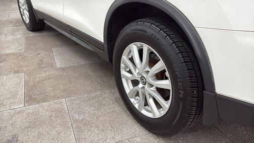 Glacier White 2018 Nissan Rogue SV