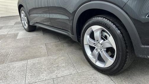 Crystal Black Pearl 2022 Honda HR-V LX