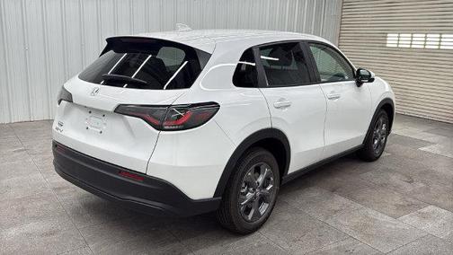 Platinum White Pearl 2027 Honda HR-V LX