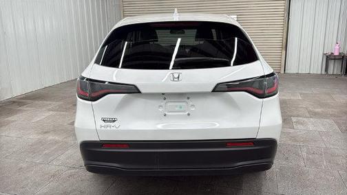 Platinum White Pearl 2027 Honda HR-V LX