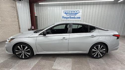 Brilliant Silver Metallic 2022 Nissan Altima SR FWD