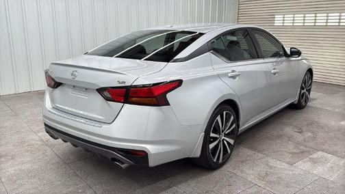 Brilliant Silver Metallic 2022 Nissan Altima SR FWD