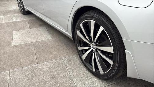 Brilliant Silver Metallic 2022 Nissan Altima SR FWD