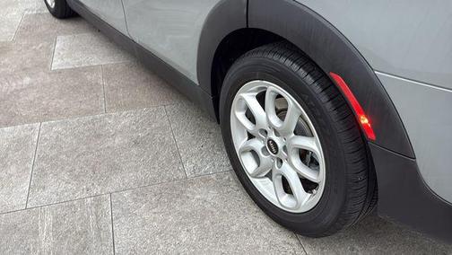 Moonwalk Grey Semi-Metallic 2016 MINI Clubman Cooper