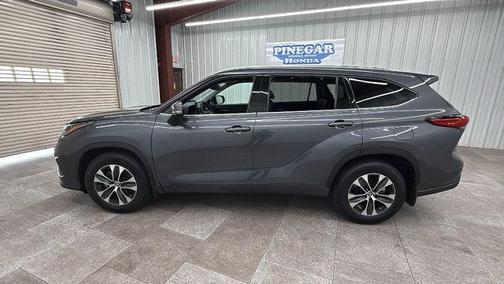 Magnetic Gray Metallic 2020 Toyota Highlander XLE