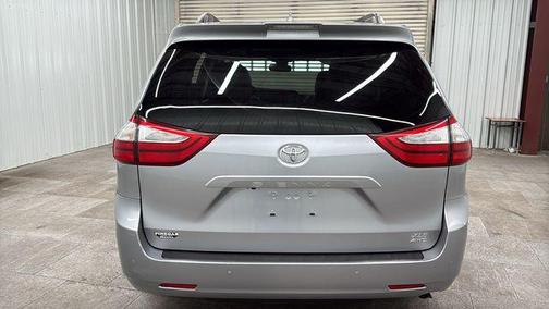 Silver Sky Metallic 2018 Toyota Sienna XLE Premium