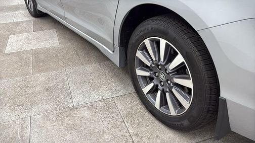 Silver Sky Metallic 2018 Toyota Sienna XLE Premium