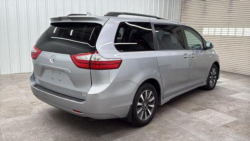 Silver Sky Metallic 2018 Toyota Sienna XLE Premium