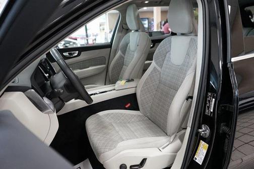 2022 Volvo XC60 Recharge Plug-In Hybrid T8 Inscription Expression