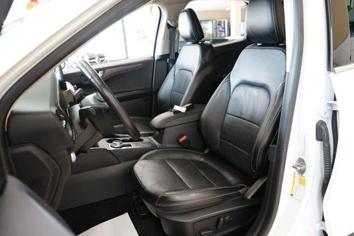 Star White Metallic Tri-Coat 2020 Ford Escape Titanium