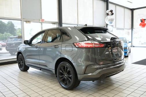 Carbonized Gray Metallic 2023 Ford Edge SE