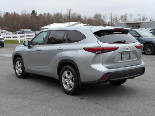 Silver 2023 Toyota Highlander LE