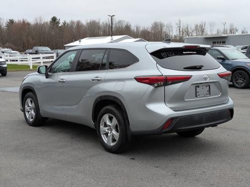 Silver 2023 Toyota Highlander LE