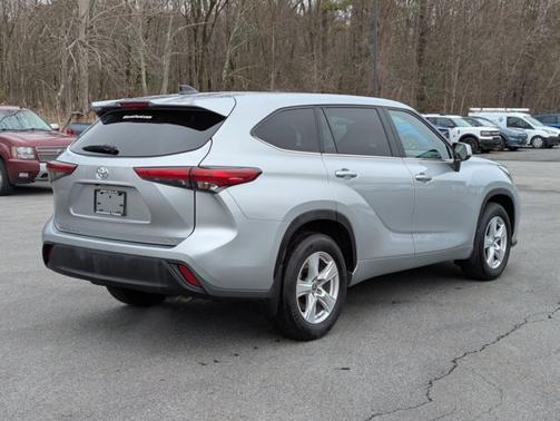 Silver 2023 Toyota Highlander LE