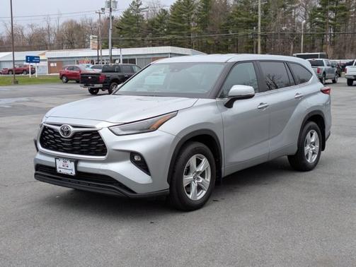Silver 2023 Toyota Highlander LE