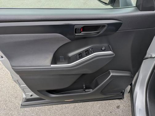Silver 2023 Toyota Highlander LE