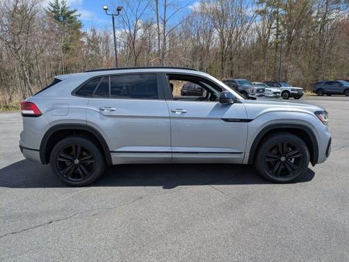 Pyrite Silver Metallic 2023 Volkswagen Atlas Cross Sport 3.6 V6 SEL R-LINE BLACK