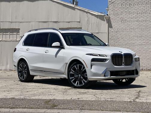 Alpine White 2024 BMW X7 xDrive40i