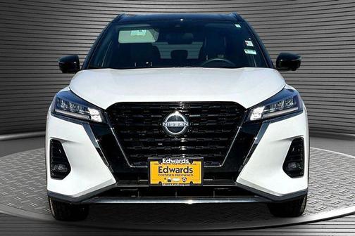 Aspen White Tricoat/Super Black 2024 Nissan Kicks SR