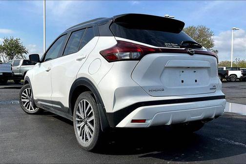 Aspen White Tricoat/Super Black 2024 Nissan Kicks SR