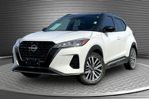 Aspen White Tricoat/Super Black 2024 Nissan Kicks SR