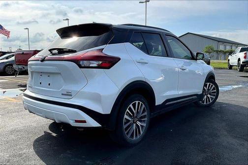 Aspen White Tricoat/Super Black 2024 Nissan Kicks SR