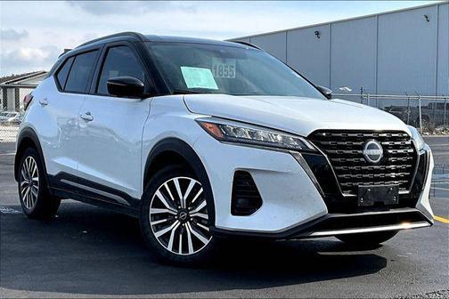 Aspen White Tricoat/Super Black 2024 Nissan Kicks SR