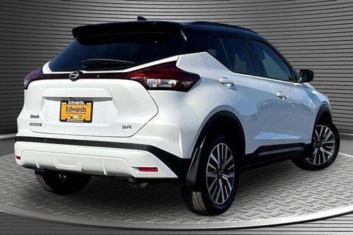 Aspen White Tricoat/Super Black 2024 Nissan Kicks SR