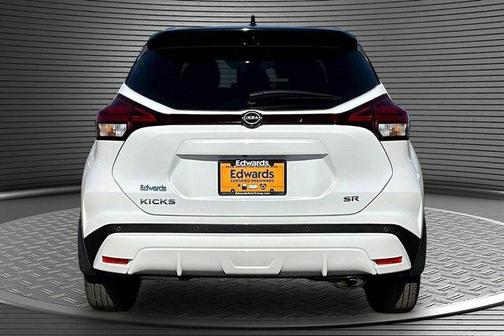 Aspen White Tricoat/Super Black 2024 Nissan Kicks SR