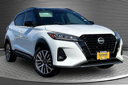Aspen White Tricoat/Super Black 2024 Nissan Kicks SR