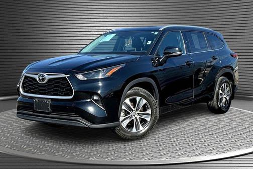 Midnight Black Metallic 2022 Toyota Highlander XLE