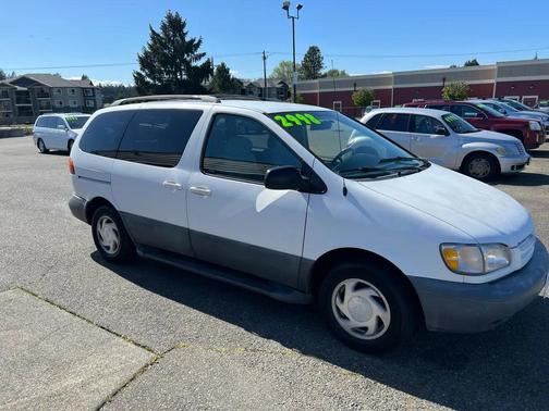 White 2000 Toyota Sienna LE
