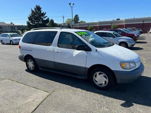 White 2000 Toyota Sienna LE