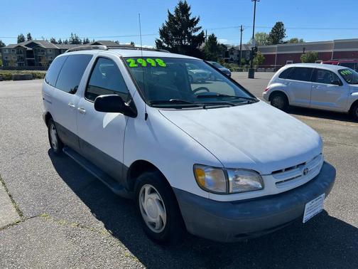 White 2000 Toyota Sienna LE