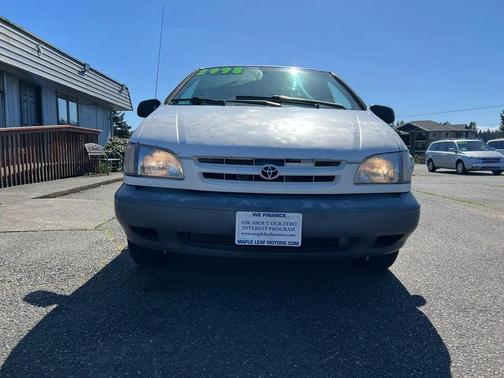 White 2000 Toyota Sienna LE