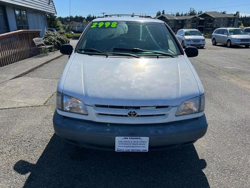 White 2000 Toyota Sienna LE