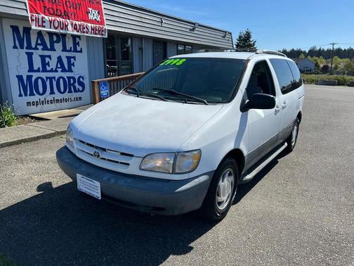 White 2000 Toyota Sienna LE