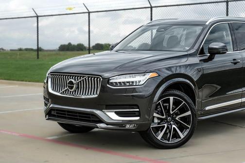 Platinum Gray Metallic 2023 Volvo XC90 B5 Plus