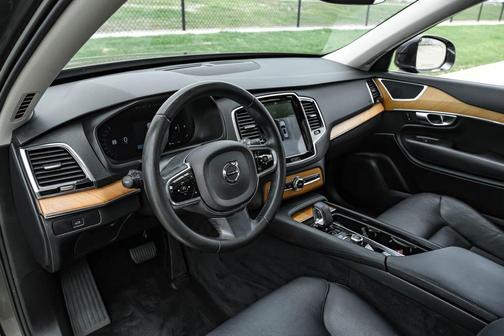 Platinum Gray Metallic 2023 Volvo XC90 B5 Plus