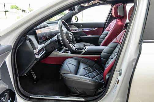 Mineral White Metallic 2025 BMW 740 i