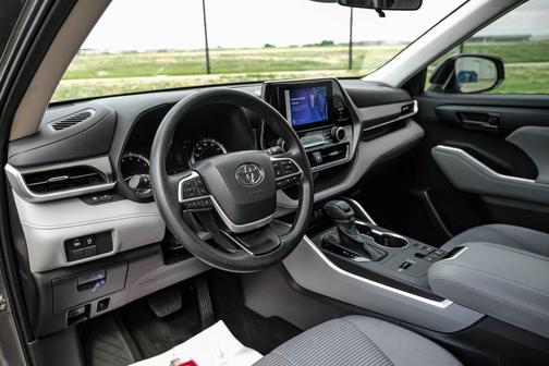 Magnetic Gray Metallic 2023 Toyota Highlander L
