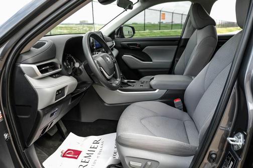 Magnetic Gray Metallic 2023 Toyota Highlander L