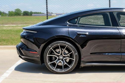 Jet Black Metallic 2022 Porsche Taycan Base