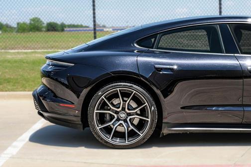 Jet Black Metallic 2022 Porsche Taycan Base