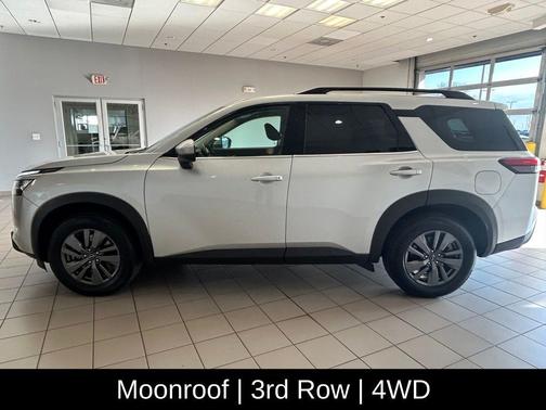 2022 Nissan Pathfinder SV